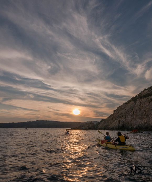 Sortie en kayak avec guide au coucher du soleil, dans le Golfe de Saint Tropez Sortie en kayak avec guide au coucher du soleil, dans le Golfe de Saint Tropez